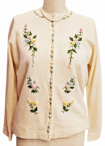 CHINA EMBROIDERY CO. HONG KONG 1950S DEEP CREAM SWEATER  3-D ROSEBUD FLOWERS & YARN LEAVES  VINTAGE PEARL BUTTON CARDIGAN  FULLY LINED