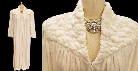 VINTAGE DIAMOND TEA PRE-OWNED VELOUR ROBE DRESSING GOWN IN CREAMPUFF