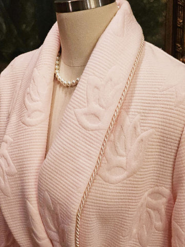 GORGEOUS DIAMOND TEA LUXURIOUS RIBBED FLORAL WRAP-STYLE ROBE IN TEA ROSE - SIZE MEDIUM