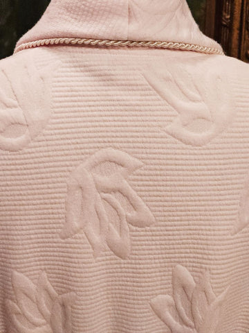 GORGEOUS DIAMOND TEA LUXURIOUS RIBBED FLORAL WRAP-STYLE ROBE IN TEA ROSE - SIZE MEDIUM