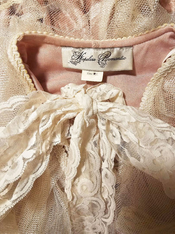 *EXQUISITE VICTORIAN-LOOK PANNE VELVETEEN DRESSING GOWN ROBE DRIPPING WITH FABULOUS LACE WITH GORGEOUS JULIET BELL SLEEVES – SIZE MEDIUM / LARGE – WOULD MAKE A FABULOUS GIFT!