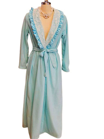 1960s BREATHTAKING AQUA ROBE BY KINGLY – WHITE LACE TRIM, SATIN LAPELS – VINTAGE LOUNGE GLAMOUR