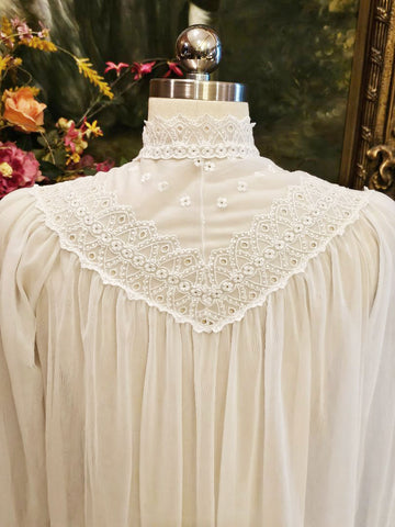 VINTAGE MISS ELAINE EXQUISITE LACE EMBROIDERED DOUBLE NYLON PEIGNOIR IN WHITE LILY