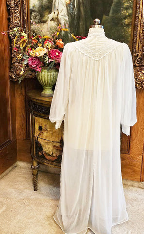 VINTAGE MISS ELAINE EXQUISITE LACE EMBROIDERED DOUBLE NYLON PEIGNOIR IN WHITE LILY