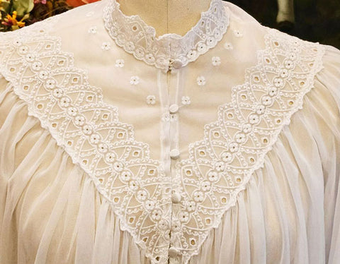 VINTAGE MISS ELAINE EXQUISITE LACE EMBROIDERED DOUBLE NYLON PEIGNOIR IN WHITE LILY