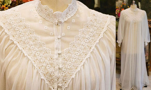 VINTAGE MISS ELAINE EXQUISITE LACE EMBROIDERED DOUBLE NYLON PEIGNOIR IN WHITE LILY