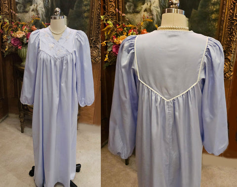 VINTAGE NATORI PERIWINKLE EMBROIDERED FLORAL SATINY NIGHTGOWN