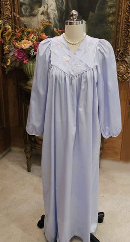 VINTAGE NATORI PERIWINKLE EMBROIDERED FLORAL SATINY NIGHTGOWN