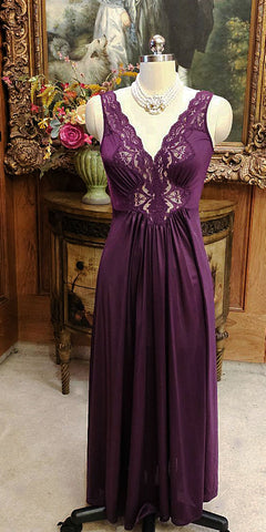 VINTAGE VANITY FAIR SATINY SMOOTH NYLON & LACE SPANDEX BODICE NIGHTGOWN IN PLUM BEAUTIFUL