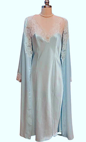 VINTAGE TALBOTS INTIMATES HEAVY BLUE SATIN ADORNED WITH CRISP WHITE FLORAL LACE PEIGNOIR AND NIGHTGOWN SET