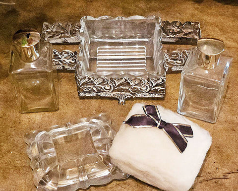 VINTAGE VANITY SET 2 PERFUME BOTTLES UNIQUE RIBBED GLASS POWDER CONTAINER W LARGE FLUFFY POWDER PUFF IN GOLD AND WHITE FILGREE METAL FRAME
