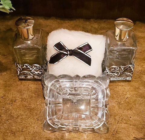 VINTAGE VANITY SET 2 PERFUME BOTTLES UNIQUE RIBBED GLASS POWDER CONTAINER W LARGE FLUFFY POWDER PUFF IN GOLD AND WHITE FILGREE METAL FRAME