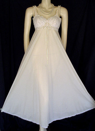 VINTAGE OLGA "SLEEPING PRETTY" LACE BRA NIGHTGOWN IN SWEET CREAM