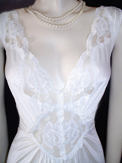 RARE VINTAGE OLGA SPANDEX LACE BABYDOLL NIGHTGOWN IN SNOWY WHITE