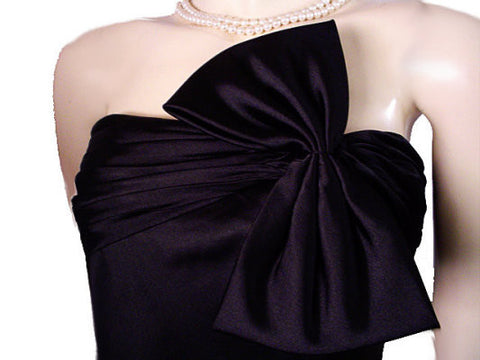 BEAUTIFUL ADRIANNA PAPELL BLACK SATIN & SPANDEX EVENING GOWN ADORNED WITH A HUGE BOW