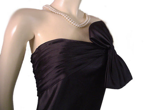 BEAUTIFUL ADRIANNA PAPELL BLACK SATIN & SPANDEX EVENING GOWN ADORNED WITH A HUGE BOW