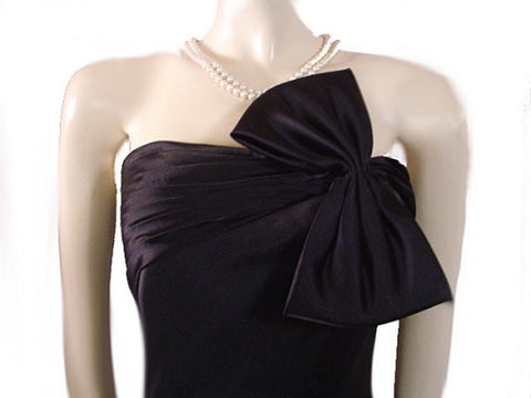 BEAUTIFUL ADRIANNA PAPELL BLACK SATIN & SPANDEX EVENING GOWN ADORNED WITH A HUGE BOW