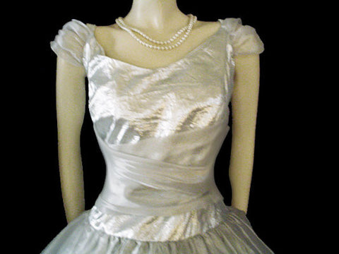 *BEAUTIFUL VINTAGE '80s SILVER LAME & SILVERY ORGANZA PROM DRESS / EVENING GOWN ADORNED WITH  SPRIGS  OF FLOWERS