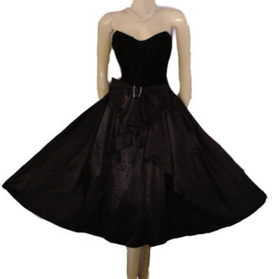 VINTAGE '80s GUNNE SAX BY JESSICA McCLINTOCK SWEETHEART NECKLINE BLACK VELVET & SATIN PARTY DRESS WITH ATTACHED CRINOLINE & RHINESTONE BOW