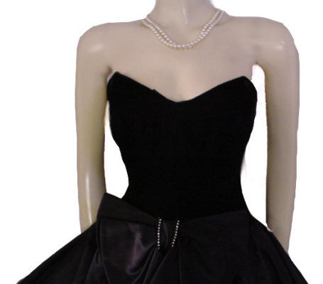 VINTAGE '80s GUNNE SAX BY JESSICA McCLINTOCK SWEETHEART NECKLINE BLACK VELVET & SATIN PARTY DRESS WITH ATTACHED CRINOLINE & RHINESTONE BOW
