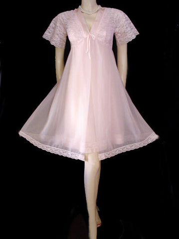 *VINTAGE SHADOWLINE DOUBLE NYLON & LACE PEIGNOIR & NIGHTGOWN SET IN ROMANCE