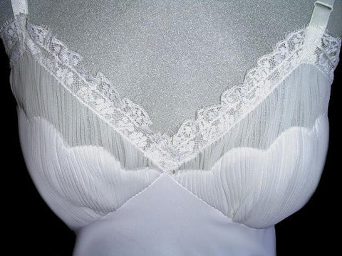 *BEAUTIFUL VINTAGE SHADOWLINE SEA SHELL BODICE PLEATED LACE SLIP