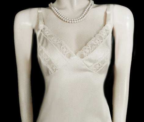 VINTAGE MOVIE STAR 4-TIER LACE HEM ANTRON III NYLON SLIP IN BAMBOO