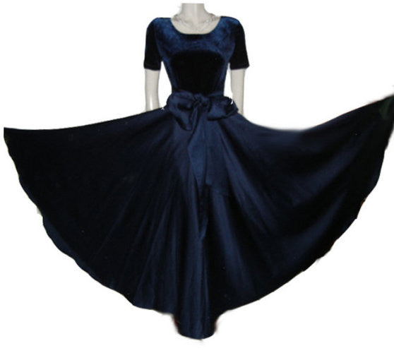 GORGEOUS CDC CARMEN DESIREE COMPANY VELVETY MIDNIGHT NAVY & PEAU DE SOIE  GRAND SWEEP OF OVER 24 FEET EVENING GOWN ADORNED WITH A HUGE SASH & BOW