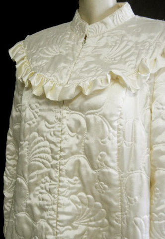 *VINTAGE NEIMAN MARCUS VERY FEMININE SATINY RUFFLED QUILTED ROBE MADE IN HONG KONG IN CREAM SODA