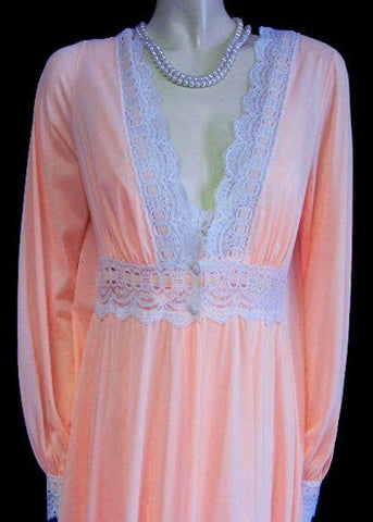 VINTAGE OLGA HOLLYWOOD STYLE PEIGNOIR & NIGHTGOWN SET IN PEACHES 'N DREAMS