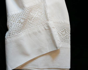 *BEAUTIFUL VINTAGE HEIRLOOM CROCHETED BY HAND INSERTED BAND OF LACE PILLOW CASE - 1 INDIVIDUAL PILLOW CASE