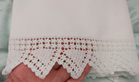 *BEAUTIFUL VINTAGE HEIRLOOM CROCHETED BY HAND LACE SCALLOPED TRIANGLES PILLOW CASE - 1 INDIVIDUAL PILLOW CASE