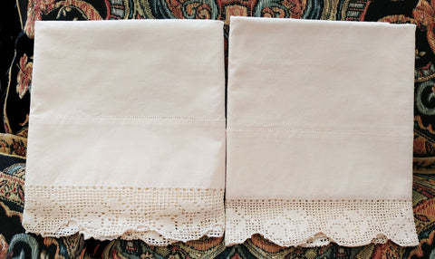 BEAUTIFUL VINTAGE HEIRLOOM CROCHETED BY HAND FILET LACE SCALLOPED PILLOW CASES - 1 PAIR -