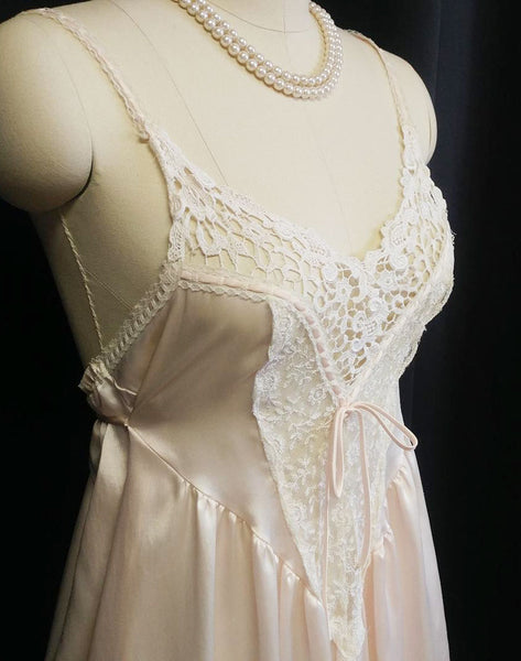 GORGEOUS VINTAGE DONNA RICHARD LACE & SATIN PEIGNOIR