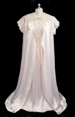 GORGEOUS VINTAGE DONNA RICHARD LACE & SATIN PEIGNOIR & NIGHTGOWN SET IN SHIMMERING PINK PEARL