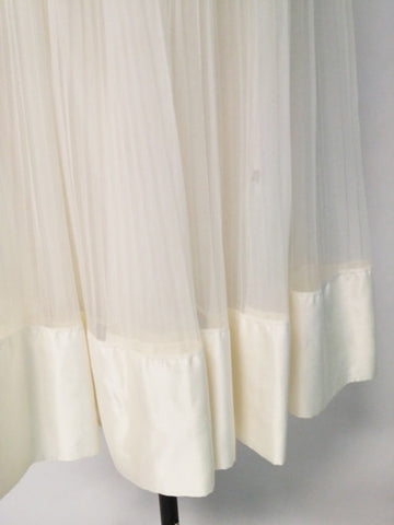 VINTAGE EYE FUL BY "THE FLAUMS" BRIDAL TROUSSEAU PLEATED & SATIN PEIGNOIR & NIGHTGOWN SET IN WINTER MOON