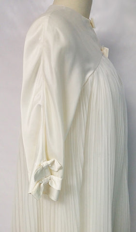 VINTAGE EYE FUL BY "THE FLAUMS" BRIDAL TROUSSEAU PLEATED & SATIN PEIGNOIR & NIGHTGOWN SET IN WINTER MOON