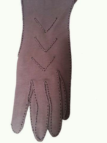 *VINTAGE '60s SOPHISTICATED GAUNTLET GLOVES WITH RAISED FABRIC CHEVRONS & HAND STITCHING IN TAUPE - JUST GORGEOUS!