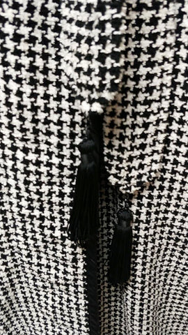 FABULOUS SOPHISTICATED VINTAGE I. MAGNIN BLACK & WHITE HOUNDSTOOTH ROBE WITH TASSEL BELT