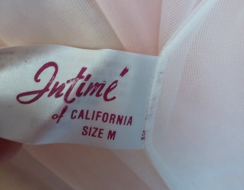 EXQUISITE VINTAGE FLUFFY INTIME LACE DOUBLE NYLON PEIGNOIR & NIGHTGOWN IN VENETIAN PEACH