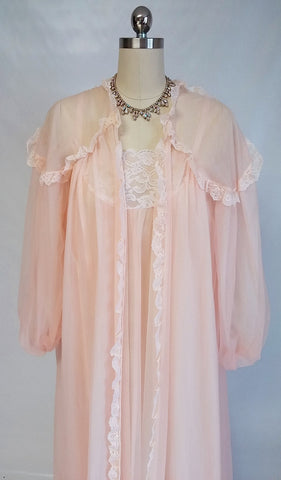 EXQUISITE VINTAGE FLUFFY INTIME LACE DOUBLE NYLON PEIGNOIR & NIGHTGOWN IN VENETIAN PEACH