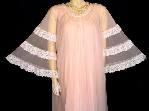 EXQUISITE VINTAGE INTIME LACE DOUBLE NYLON PEIGNOIR & GOWN IN WATER LILY