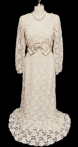 GORGEOUS VINTAGE JACK BRYAN CHANTILLY LACE TITANIC-MOVIE TYPE EVENING GOWN / WEDDING GOWN IN IVORY - ABSOLUTELY GORGEOUS!