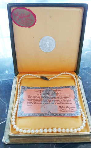 VINTAGE 1931 LAFFITTE PERLES IN ORIGINAL PRESENTATION CASE PEARL NECKLACE WITH ART DECO STERLING CLASP - PARIS, FRANCE