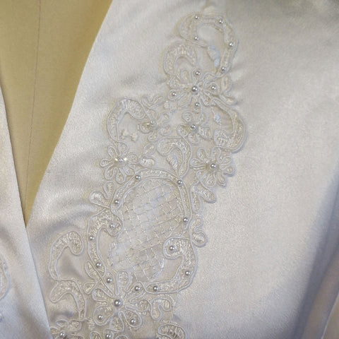 VINTAGE BRIDAL TROUSSEAU MAIDENFORM LUSCIOUS SATIN PEARLS, SEQUINS & LACE APPLIQUES PEIGNOIR IN WINTER FROST