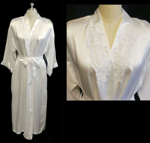 VINTAGE BRIDAL TROUSSEAU MAIDENFORM LUSCIOUS SATIN PEARLS, SEQUINS & LACE APPLIQUES PEIGNOIR IN WINTER FROST