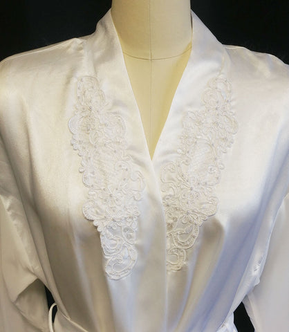 VINTAGE BRIDAL TROUSSEAU MAIDENFORM LUSCIOUS SATIN PEARLS, SEQUINS & LACE APPLIQUES PEIGNOIR IN WINTER FROST