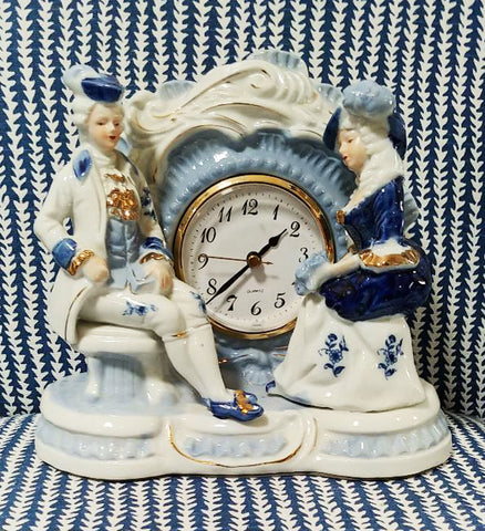VINTAGE PORCELAIN COLONIAL GENTLEMAN & LADY BLUE & WHITE  QUARTZ MANTEL CLOCK - PERFECT FOR ON A BEDROOM OR A PLANT SHELF WITH OTHER BLUE & WHITE ITEMS