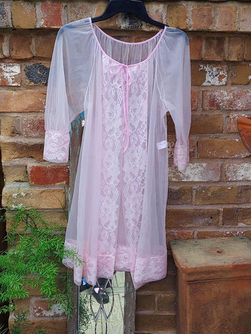 VINTAGE MOVIE STAR SHEER NYLON LACE PEIGNOIR IN PINK BONBON