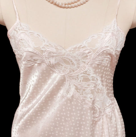 *VINTAGE NATORI SATINY PEIGNOIR & NIGHTGOWN ADORNED WITH DOTS, LACE & APPLIQUES IN BLUSH PINK